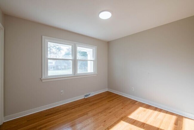 Building Photo - Newly remodeled 3/2.5