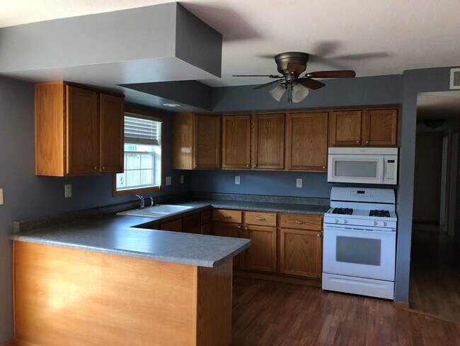 Building Photo - Cozy 3 Bedroom Home with Garage in Colona