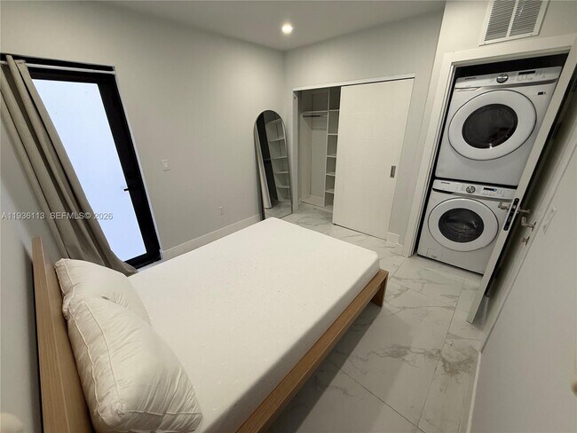 Building Photo - 944 Jefferson Ave