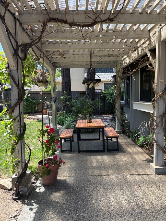 Building Photo - Large 4 Bedroom 3 bath Home, Plus Bonus Ro...