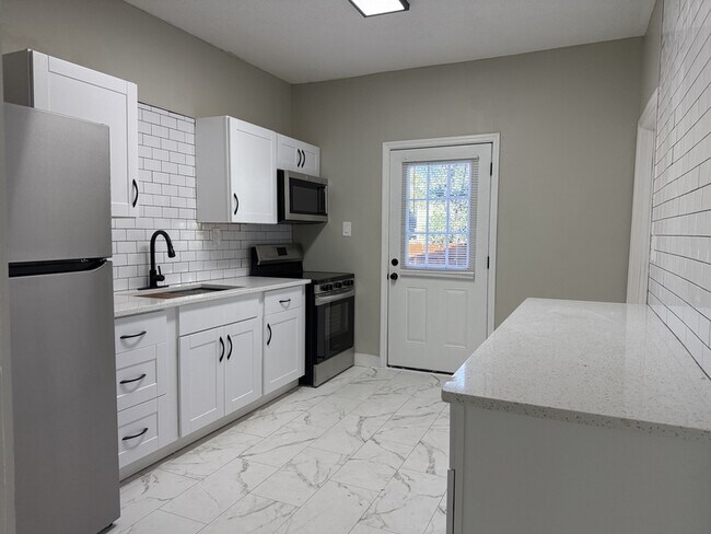 Building Photo - 728 W 39th St