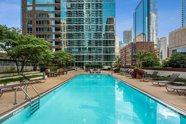Building Photo - 505 N McClurg Ct