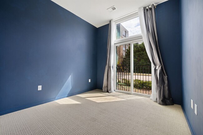 Building Photo - 1st Floor modern condo in downtown Durham!