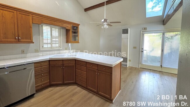 Building Photo - Bright 2 BD | 1 BA Home - A Hidden Gem in Garden Home!