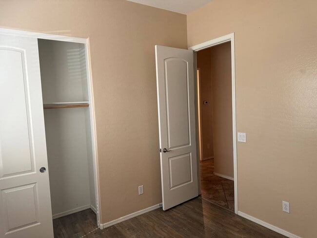 Building Photo - 522 W Julie Dr