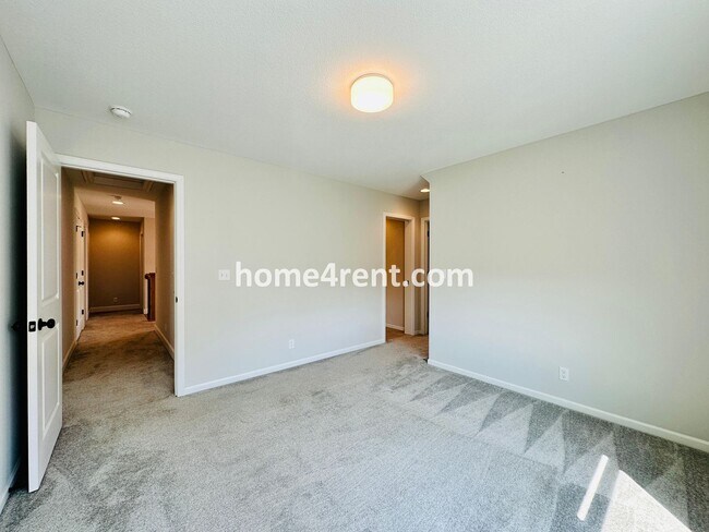 Building Photo - Exceptional Olathe Home in the Cedar Creek Subdivision w/ Wood Floors and a Finished Basment!