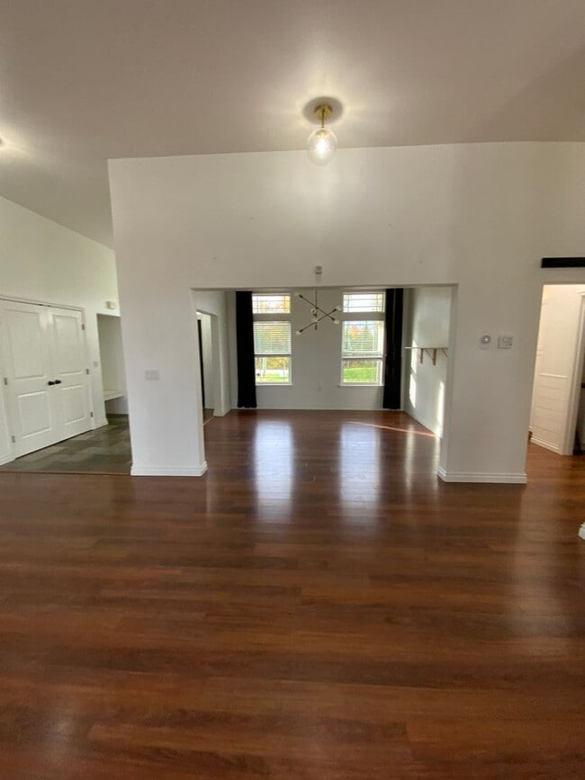 Building Photo - LONG TERM CUSTOM RANCH HOME