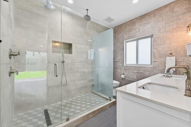 Building Photo - 1126 NE 16th Ct