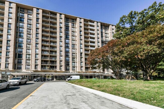 Building Photo - 4600 S Four Mile Run Dr