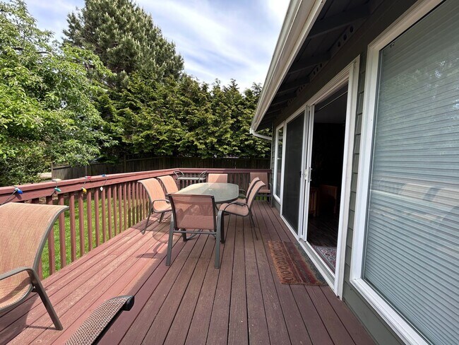 Building Photo - 3 Bedroom 2 Bath home in south Bellingham with a 2-car garage