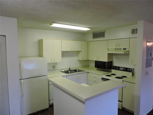 Building Photo - 415 Lakepointe Dr