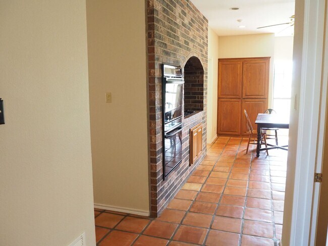Building Photo - 5 Bed 4 Bath in Pilot Point