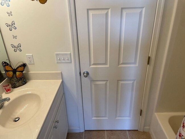 Building Photo - Village of 5 Points Condo- where you can walk to everything!