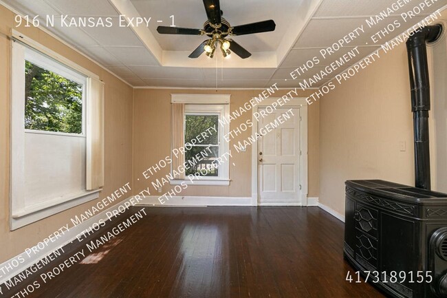Building Photo - 916 N Kansas Expy