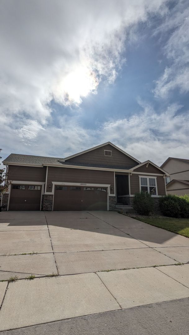 Building Photo - SPACIOUS RANCHER WITH FINISHED BASEMENT ON...
