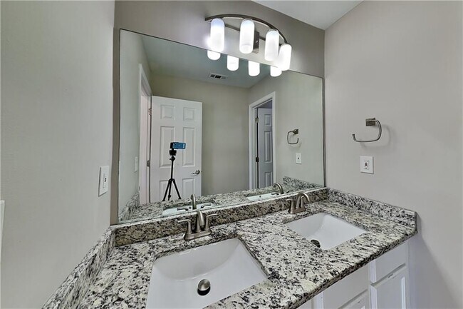 Building Photo - 450 Fairway Walk Dr NE