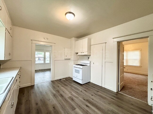 Building Photo - 107 W 19th St