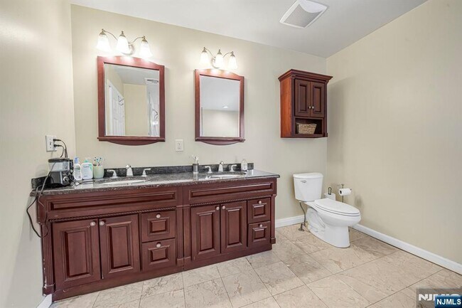 Building Photo - 405 Burnet Pl