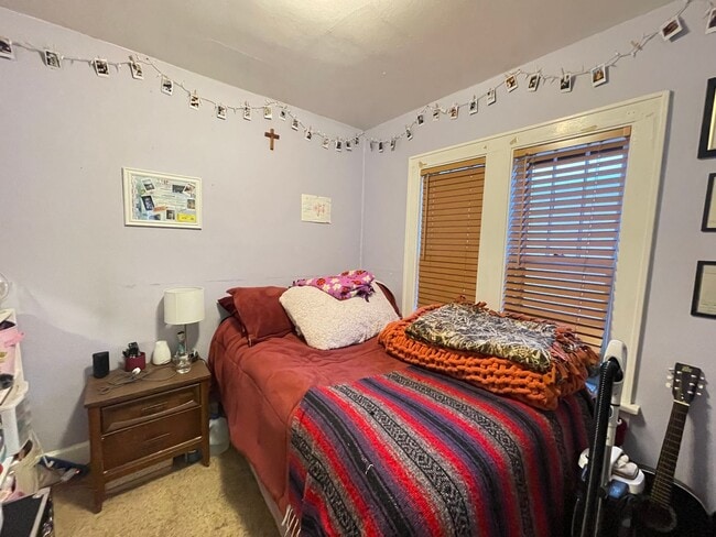 Building Photo - AVAILABLE JUNE 1st - 2 Bed 1 Bath Near Campus