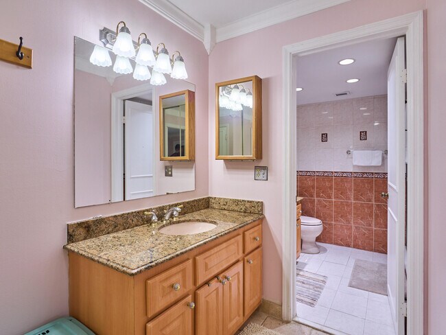 Building Photo - 563 Brackenwood Pl