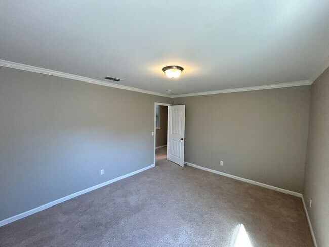 Building Photo - Spacious 5-Bedroom Home with Modern Amenit...