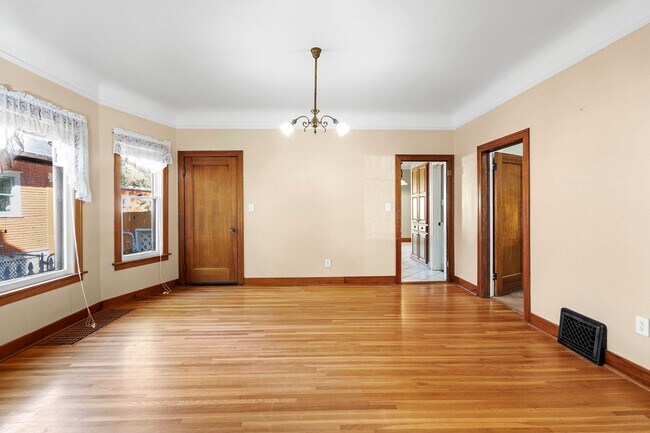 Building Photo - 206 W Waverly Pl