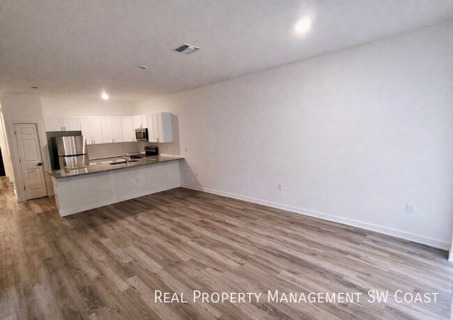 Building Photo - 2224 Kenneth Ave S