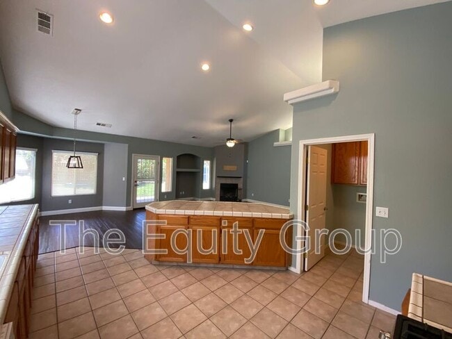 Building Photo - 2643 W Oakridge Ave