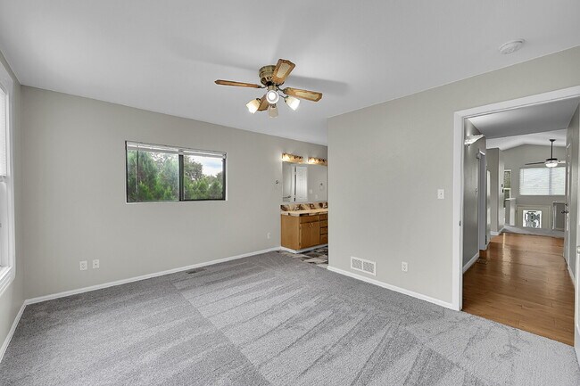 Building Photo - $2,490.95, 4 bed, 2.5 bath, located in Englewood