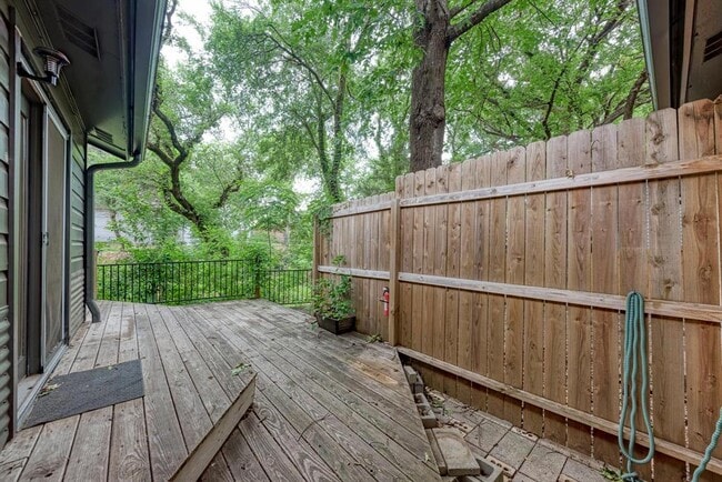 Building Photo - 1612 Elmhurst Dr