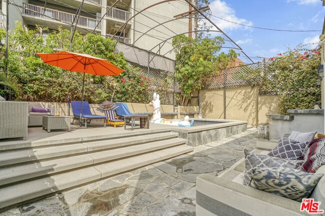 Building Photo - 1051 S Stanley Ave