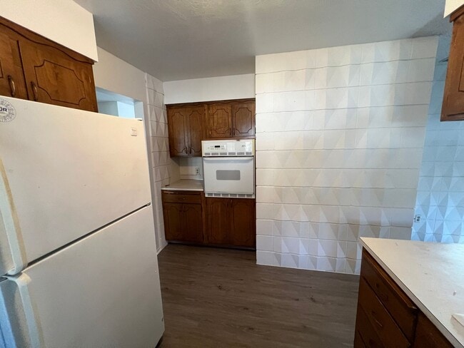 Building Photo - 3BED2BATH - GARAGE, DRIVEWAY, LARGE YARD, WASHER/DRYER HOOKUPS, BEAUTIFUL NEIGHBORHOOD