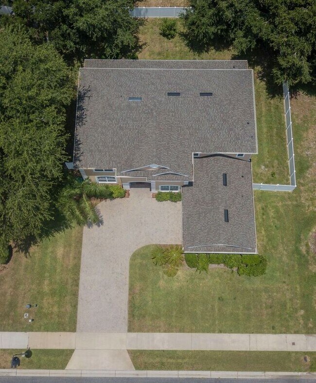 Building Photo - BEAUTIFUL 5 Bedroom/4 Bath Home Located in...