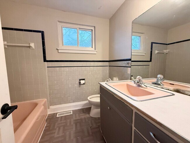 Building Photo - Beautiful Brick Home in Prime Hickory Location – Spacious Layout & Hardwood Floors!