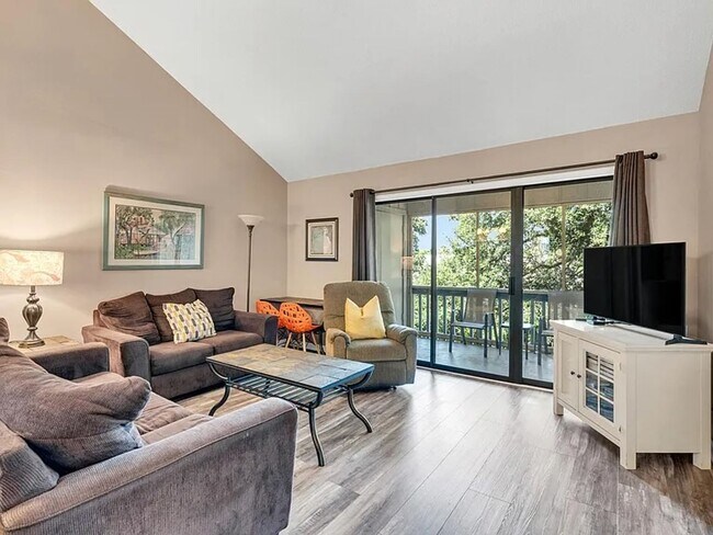 Building Photo - Beautiful Condo with Beach Front Access