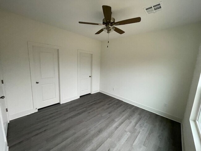 Building Photo - 5203/05 Chase Cir