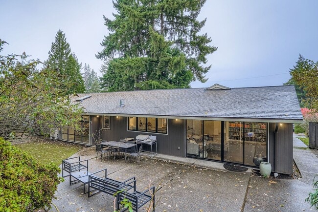 Building Photo - Medina Home