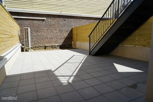 Building Photo - 3 br, 3 bath Townhome - 85 Utica Ave 1 Unit 1