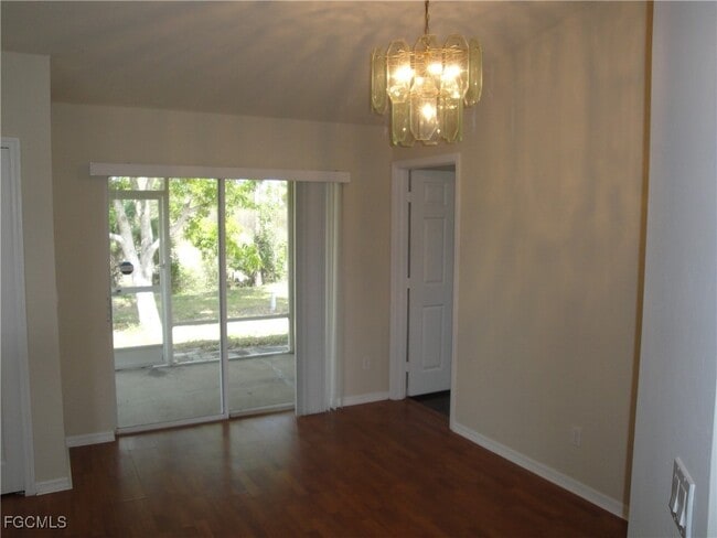 Building Photo - 1243 Damen St E