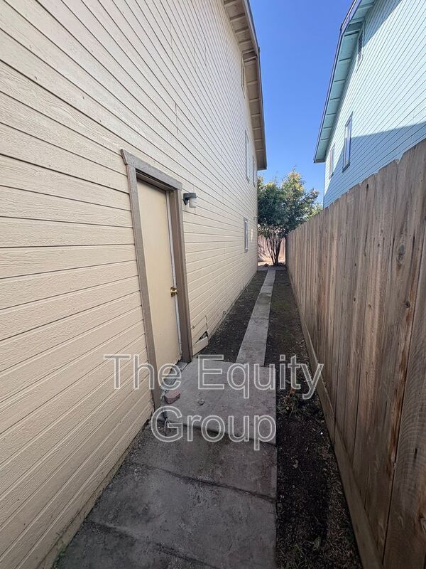 Building Photo - 2408 W Packwood Dr