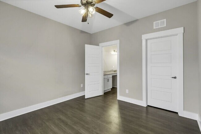 Building Photo - Modern 2-Bed, 2.5-Bath Townhouse Gem with ...