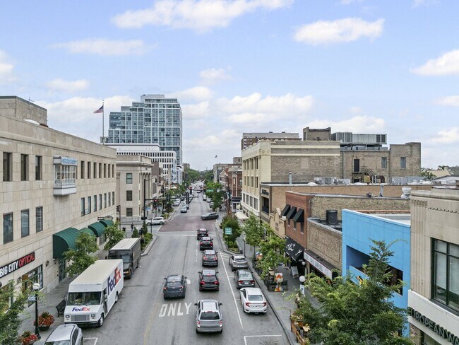 Building Photo - 1036 Lake St