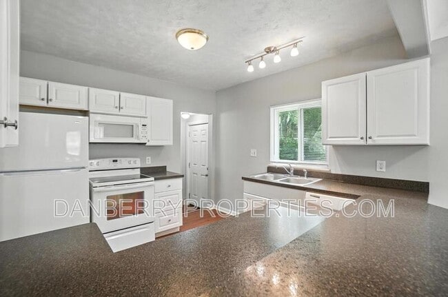 Building Photo - 822 Searles Rd