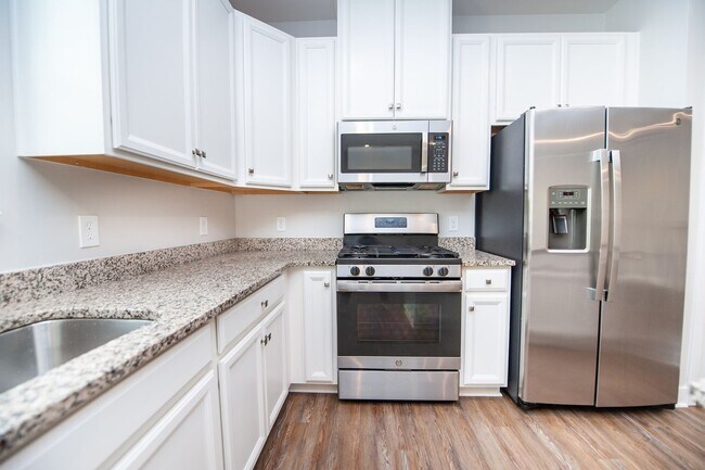 Building Photo - 3BR/2.5BA Modern Townhome on Spartanburg’s...