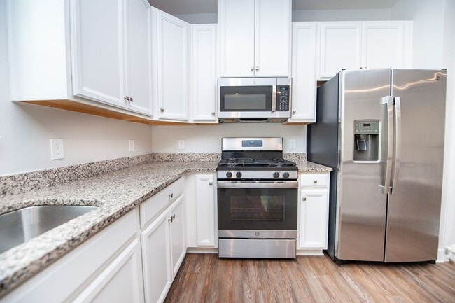 Building Photo - 3BR/2.5BA Upgraded Luxury Townhome on Spartanburg’s Westside, NO APPLICATION FEE if APPROVED