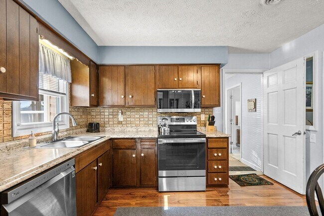 Building Photo - 4 Bed/2 Bath Furnished Single Family Home in Surfside 1 Mile to the Beach By Golf Cart!