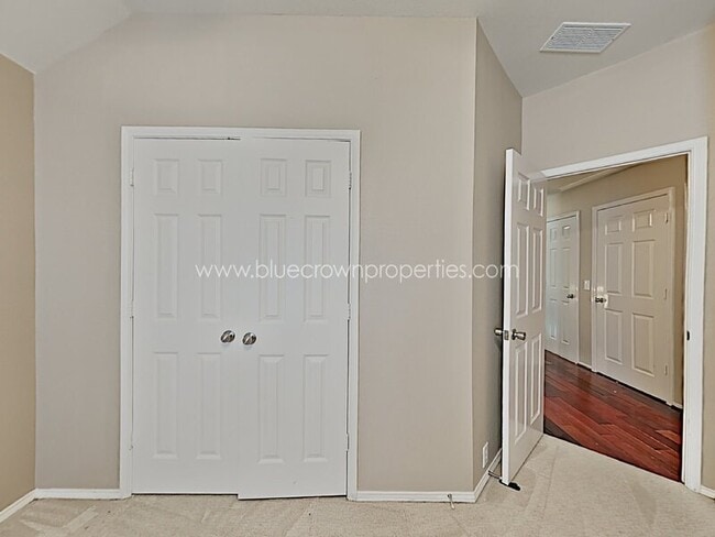 Building Photo - 2440 Kingsley Dr