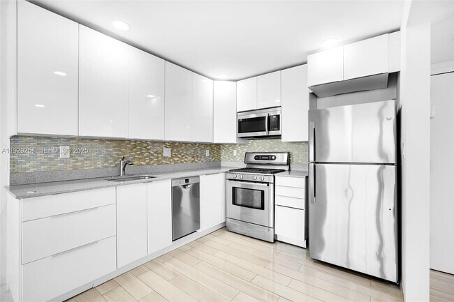 Building Photo - 2030 S Ocean Dr