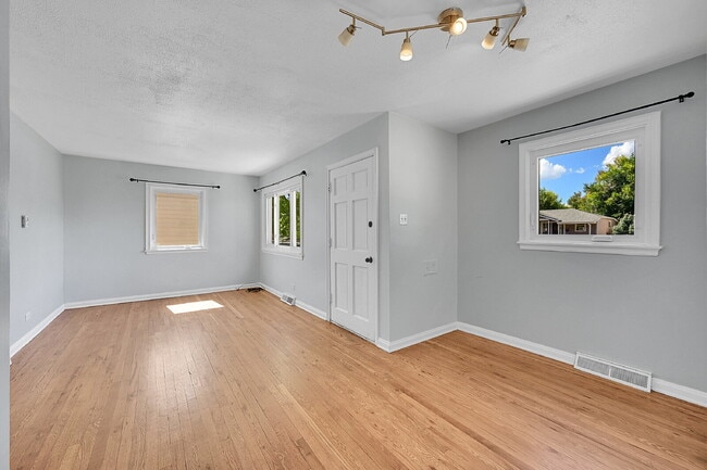 Building Photo - $2,295.00 - 3 Bedrooms, 1 Bathroom, Single...