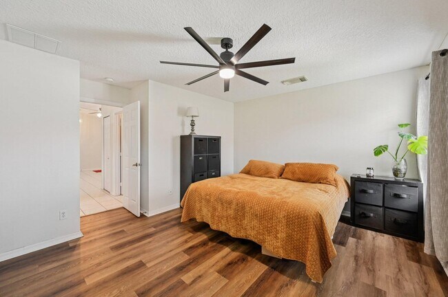 Building Photo - 5920 NW Wolverine Rd